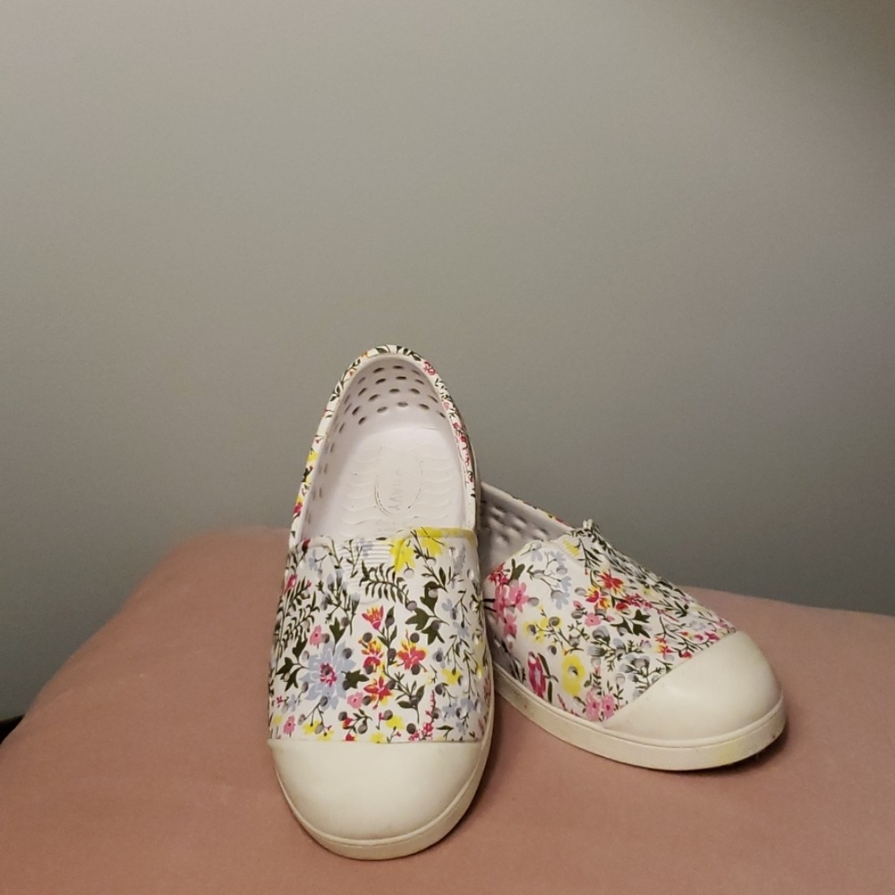 Floral slip on's
